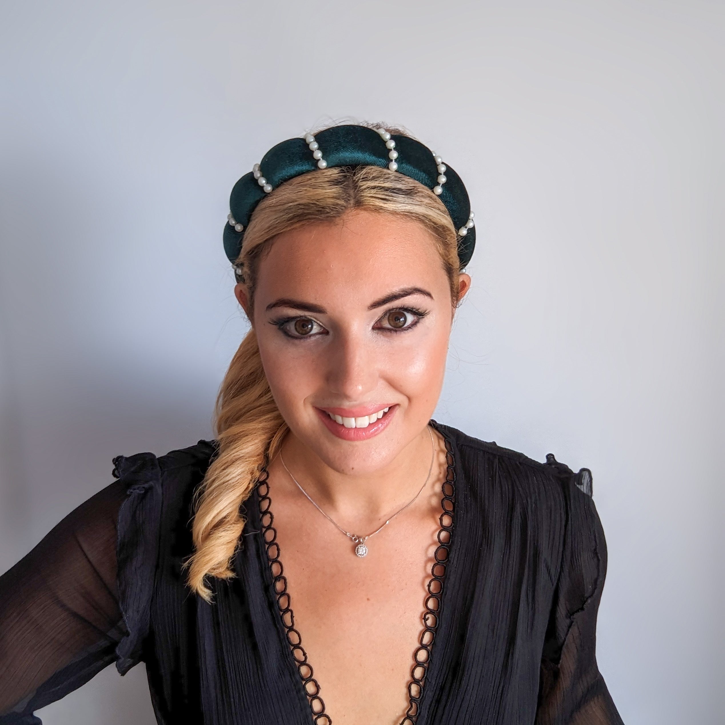 Cappello fascinator di piume di cristallo blu fiordaliso Cappello fascinator di piume di cristallo blu fiordaliso