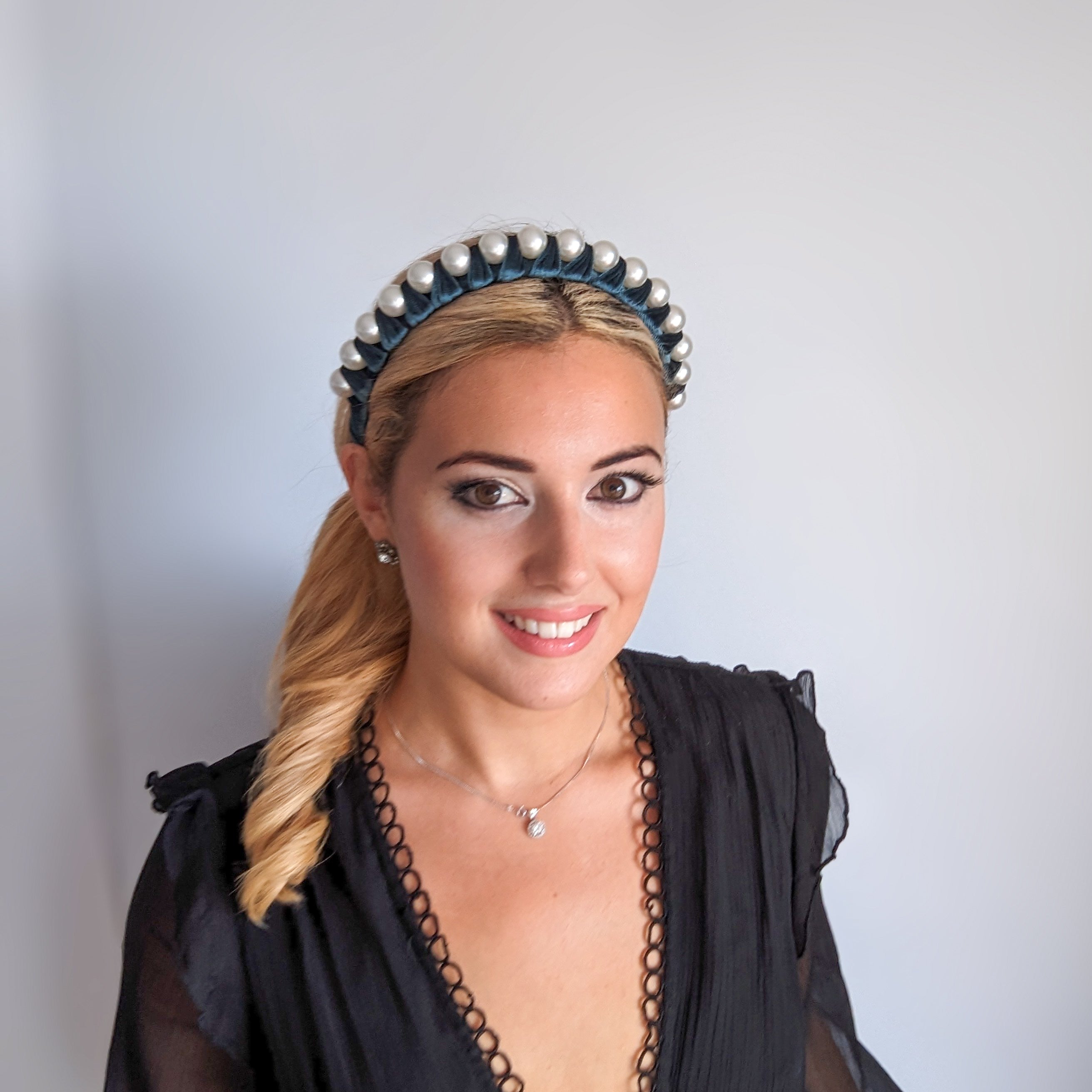 Cappello fascinator di piume di cristallo blu fiordaliso Cappello fascinator di piume di cristallo blu fiordaliso