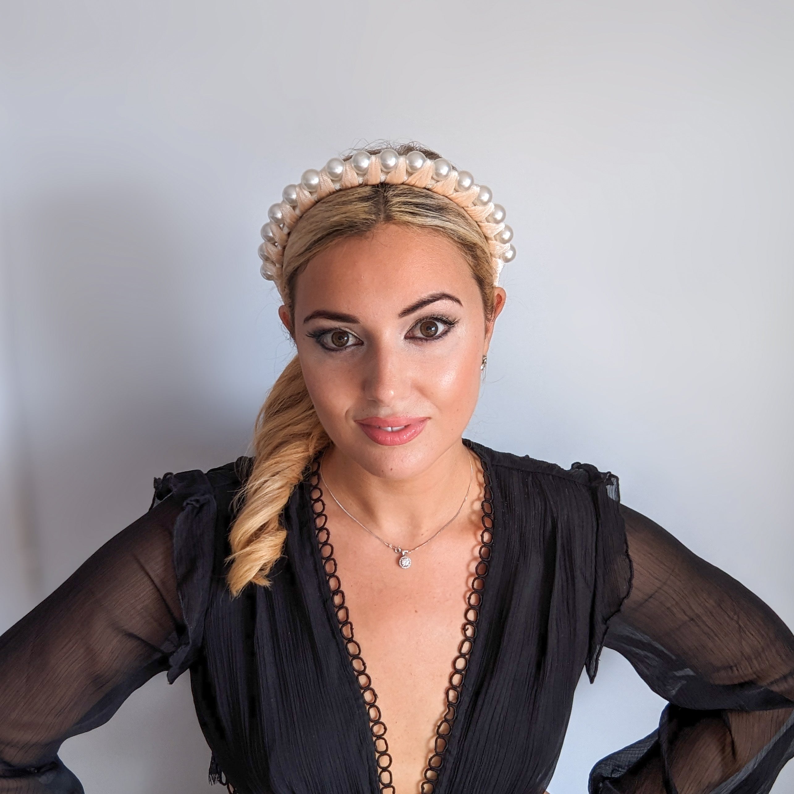 Cappello fascinator di piume di cristallo blu fiordaliso Cappello fascinator di piume di cristallo blu fiordaliso