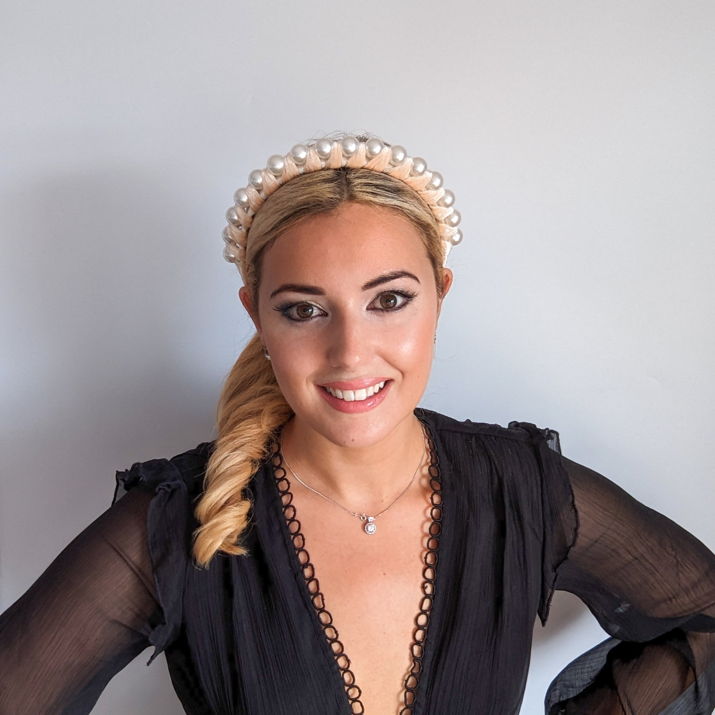 Cappello fascinator di piume di cristallo blu fiordaliso Cappello fascinator di piume di cristallo blu fiordaliso