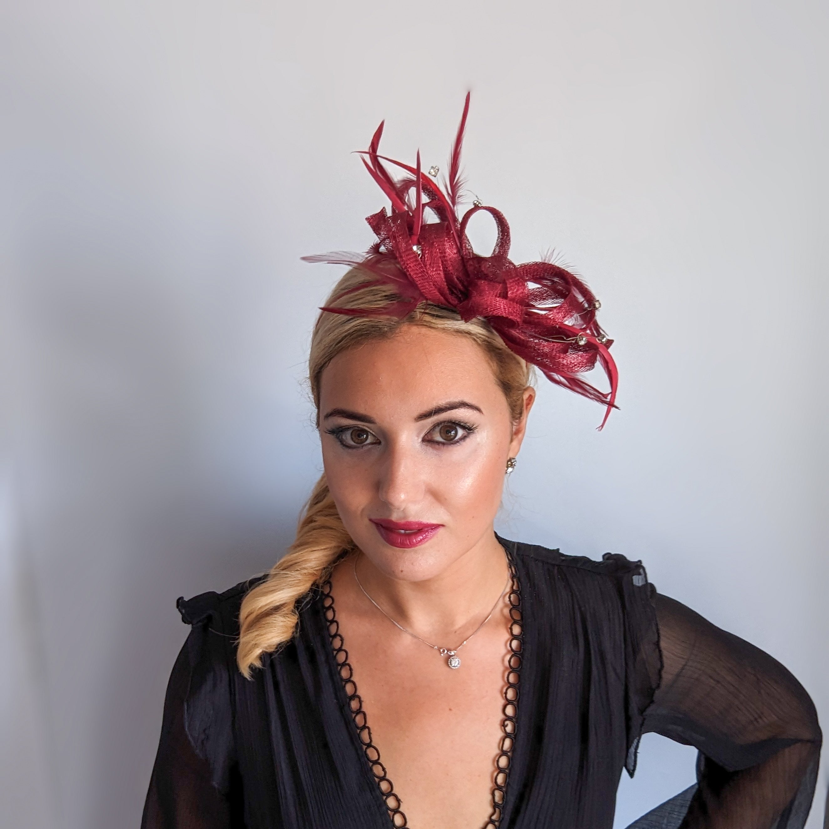 Cappello fascinator di piume di cristallo bordeaux Cappello fascinator di piume di cristallo bordeaux