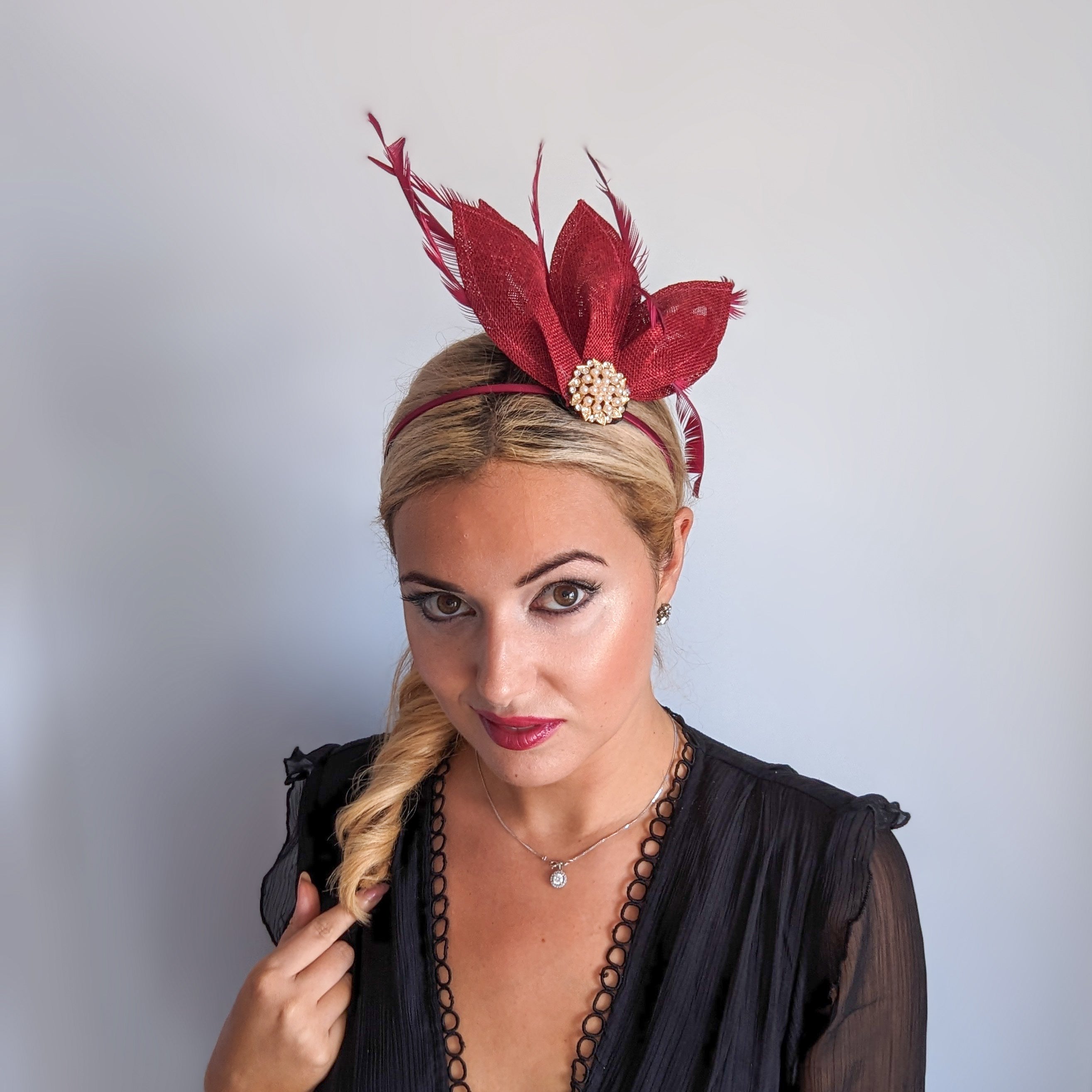 Cappello fascinator a ventaglio di petali di piume rosa cipria Cappello fascinator a ventaglio di petali di piume rosa cipria