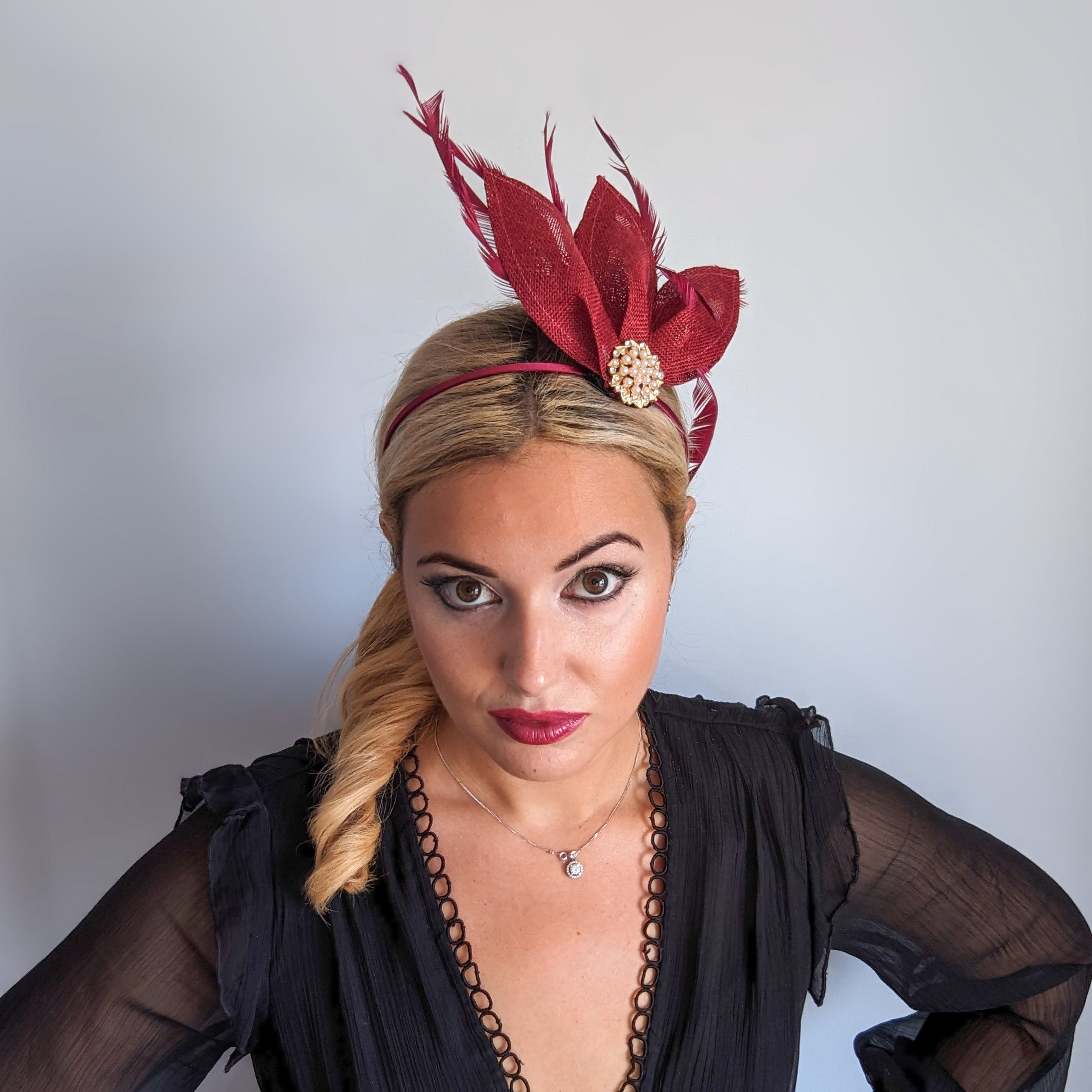 Cappello fascinator a ventaglio di petali di piume rosa cipria Cappello fascinator a ventaglio di petali di piume rosa cipria