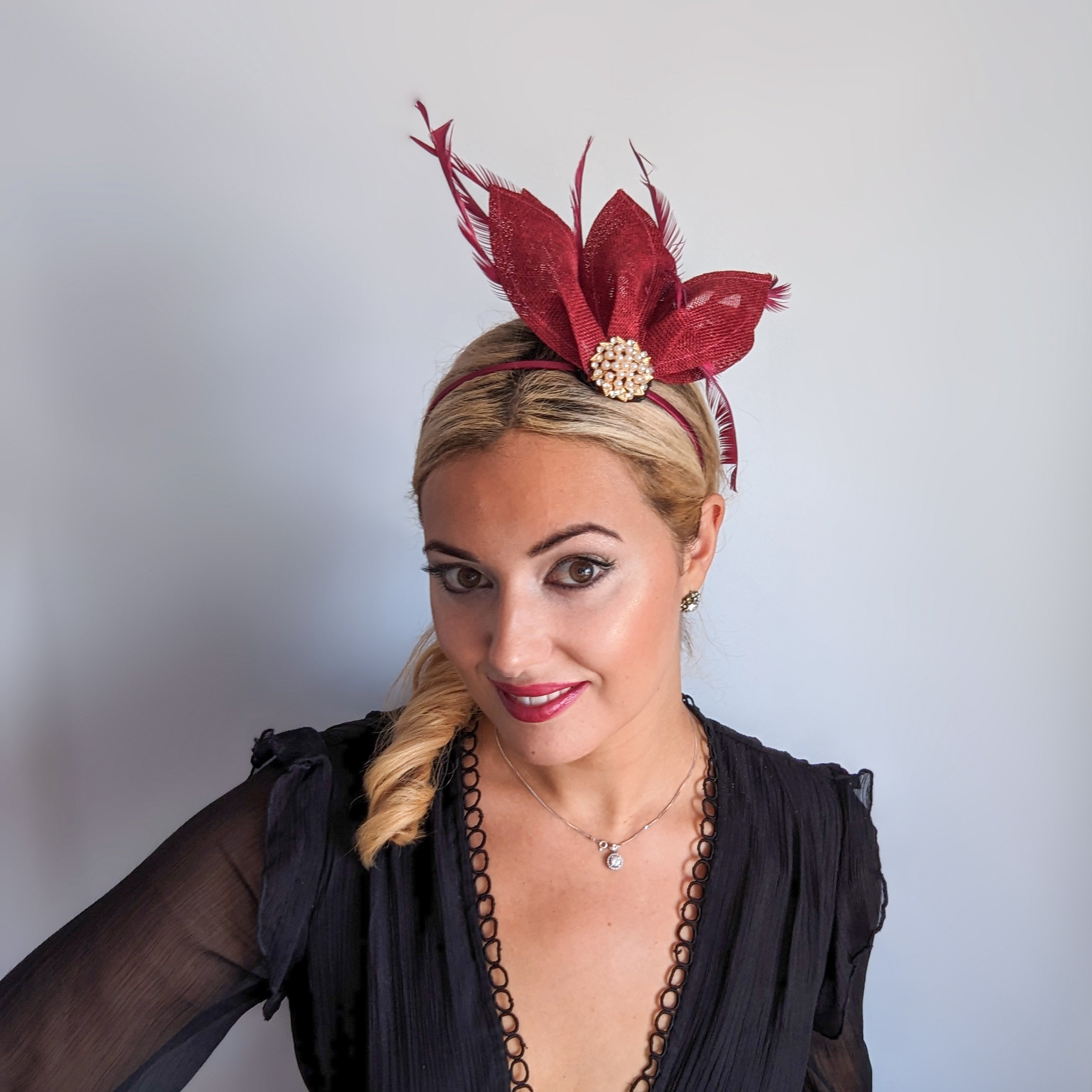 Cappello fascinator a ventaglio di petali di piume rosa cipria Cappello fascinator a ventaglio di petali di piume rosa cipria