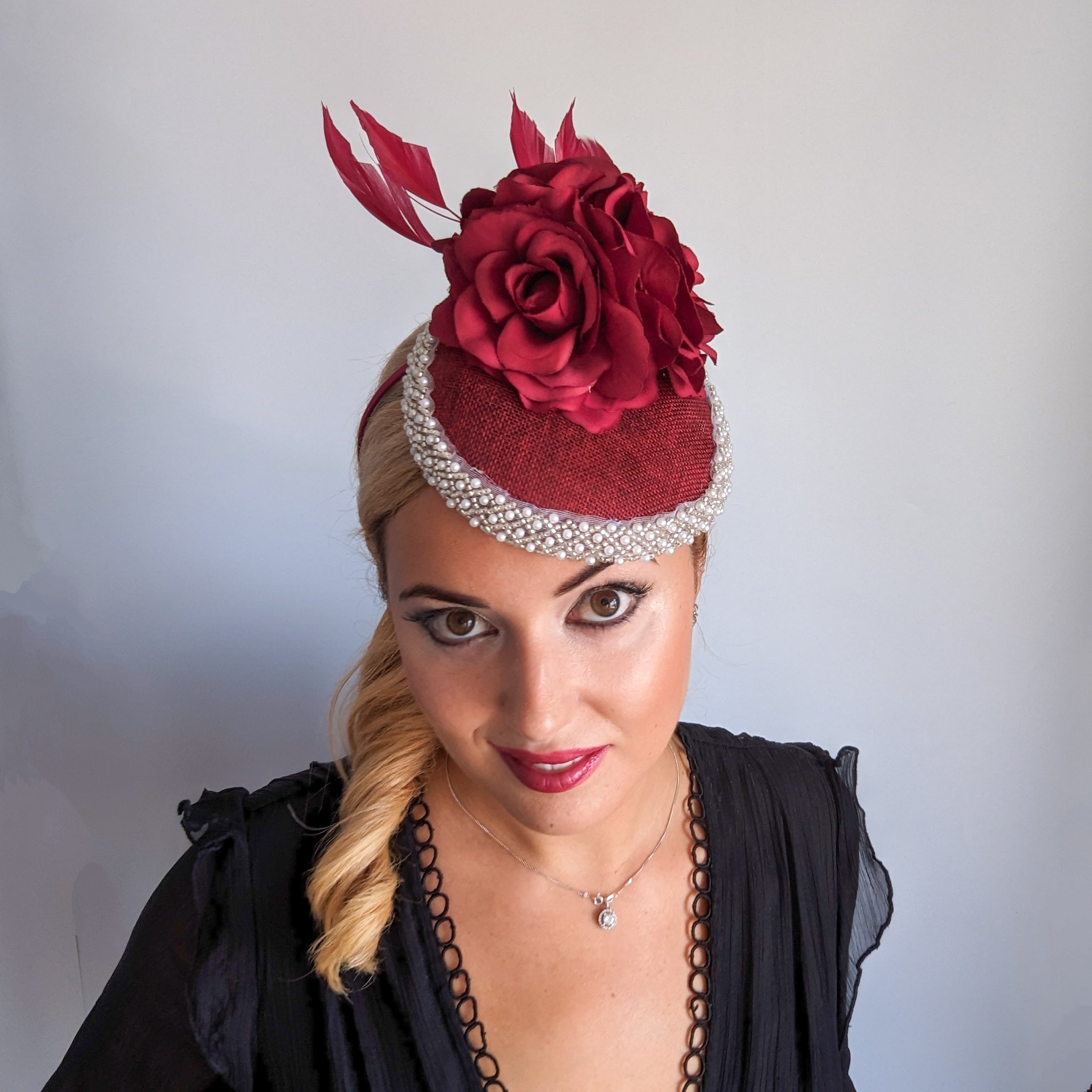 Cappello fascinator in raso di pizzo con piume blu navy Cappello fascinator in raso di pizzo con piume blu navy