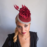 Cappello fascinator in raso di pizzo con piume blu navy Cappello fascinator in raso di pizzo con piume blu navy