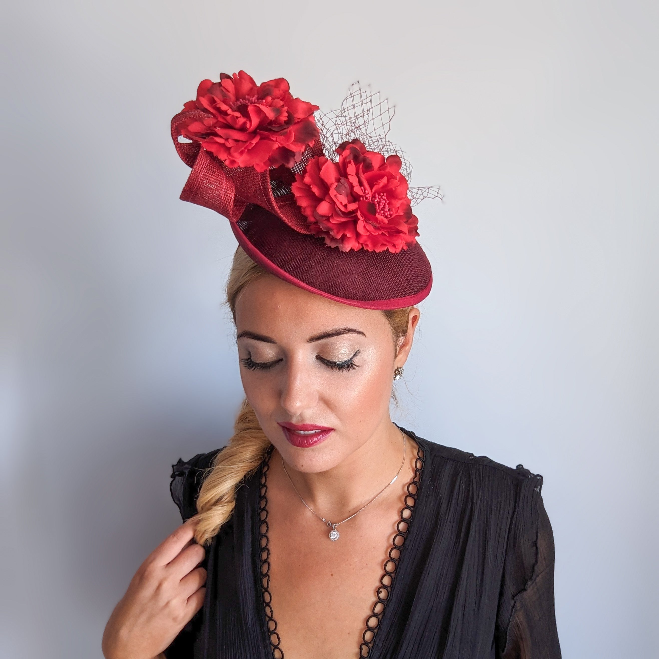 Cappello a disco con fascinator di fiori d'arancio Cappello a disco con fascinator di fiori d'arancio