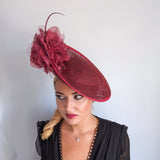 Cappello bianco con fascinator a disco con piattino a fiori grandi Cappello bianco con fascinator a disco con piattino a fiori grandi