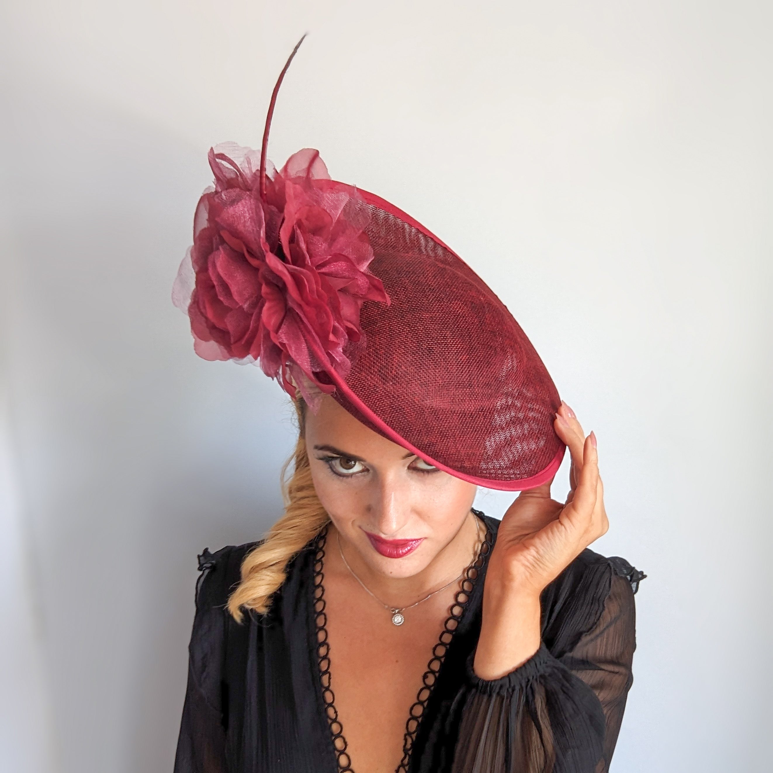 Cappello bianco con fascinator a disco con piattino a fiori grandi Cappello bianco con fascinator a disco con piattino a fiori grandi