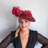 Cappello bianco con fascinator a disco con piattino a fiori grandi Cappello bianco con fascinator a disco con piattino a fiori grandi