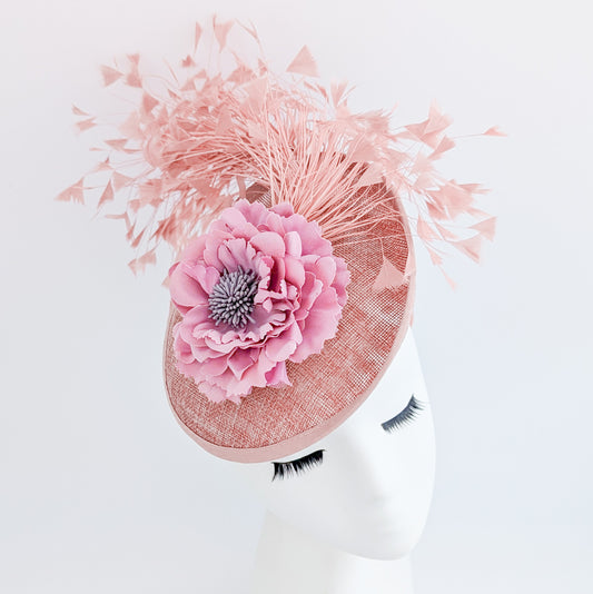 Cappello fascinator disco piattino con piume di fiori rosa cipria