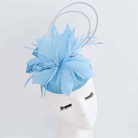 Cappello fascinator con piume di corallo