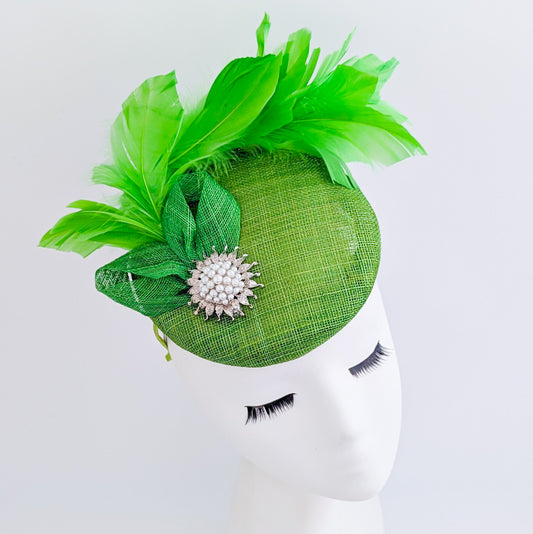 Cappello fascinator con perle di piume verde lime
