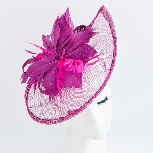 Cappello fascinator a goccia con piume rosa cipria
