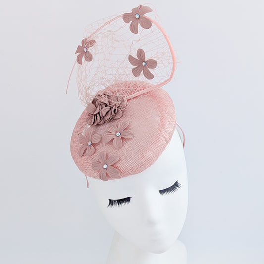 Cappello fascinator di fiori rosa cipria