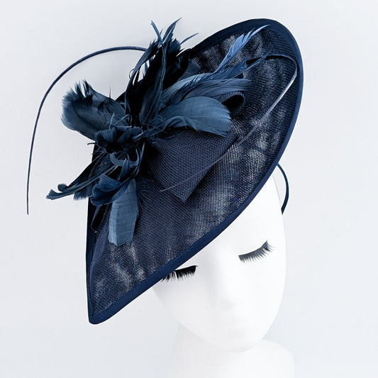 Cappello fascinator con piume a goccia grande blu navy