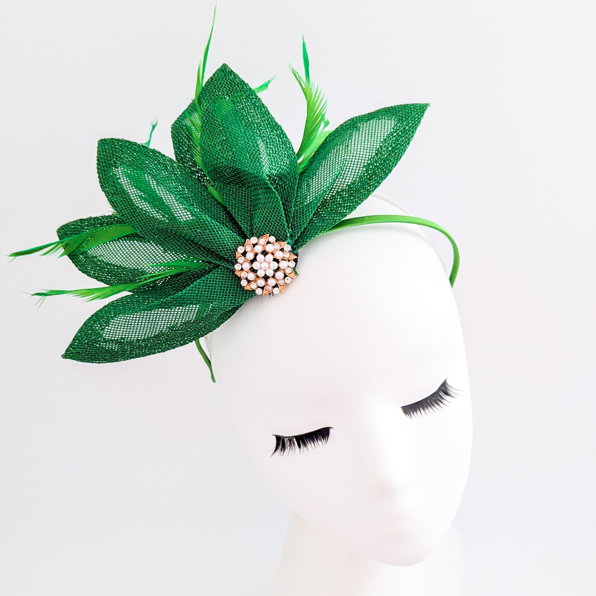 Cappello fascinator a ventaglio di petali di piume rosa cipria Cappello fascinator a ventaglio di petali di piume rosa cipria