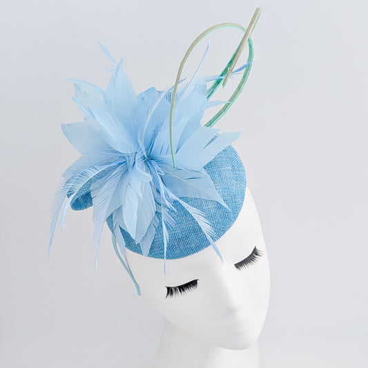Cappello fascinator con piume di corallo