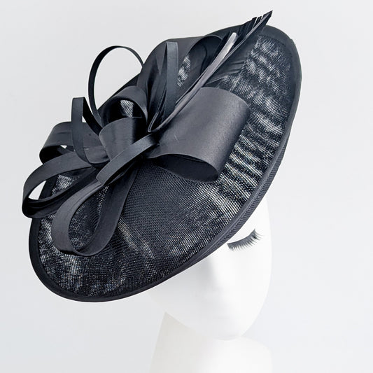 Cappello fascinator disco piatto grande in piuma grigia