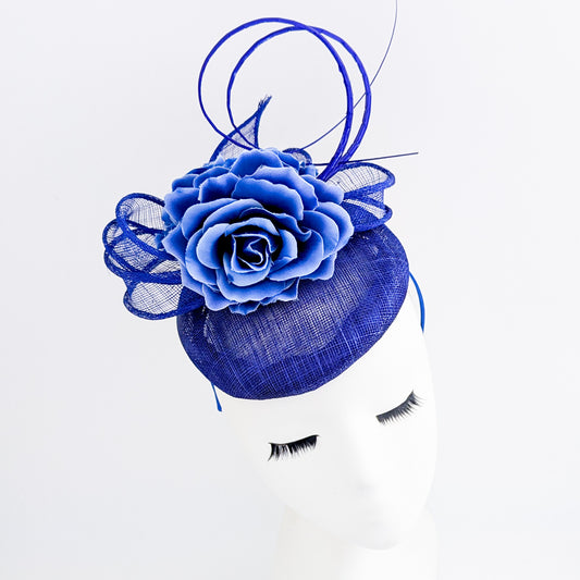 Cappello fascinator in raso di pizzo con piume blu navy