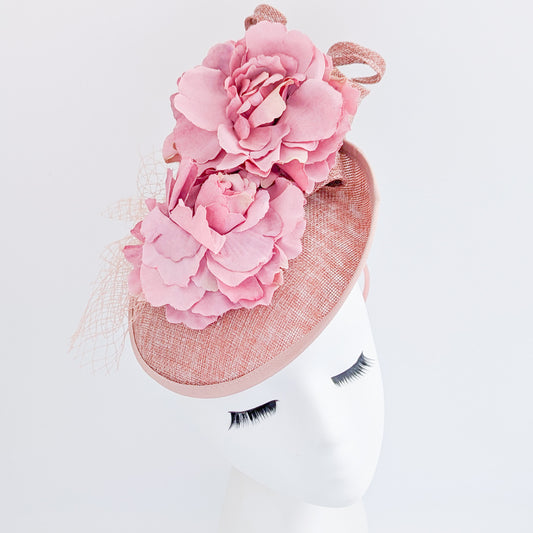 Cappello con piattino a forma di fiore rosa cipria