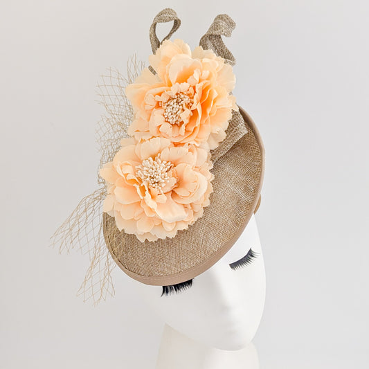 Cappello a disco con fascinator di fiori d'arancio