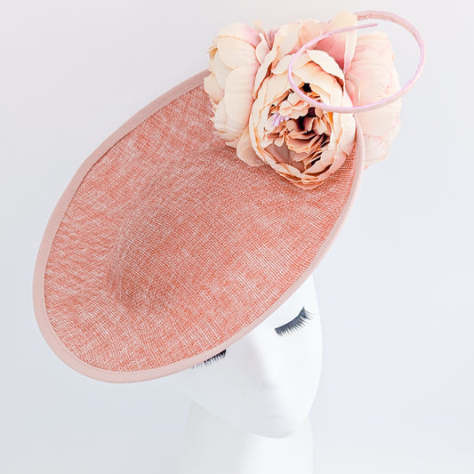 Cappello bianco con fascinator a disco con piattino a fiori grandi