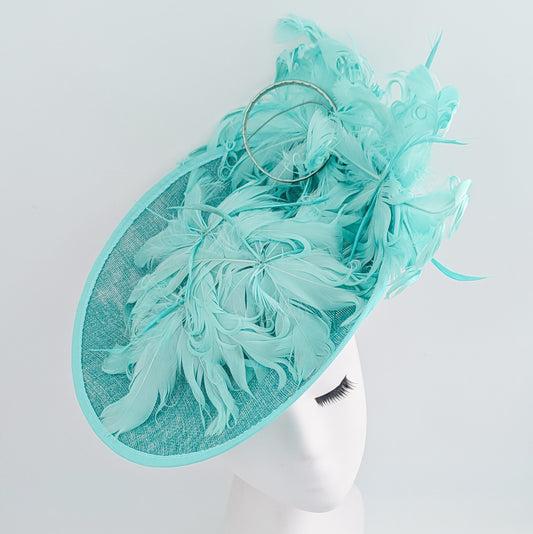 Cappello fascinator a disco con piattino in piume blu fiordaliso
