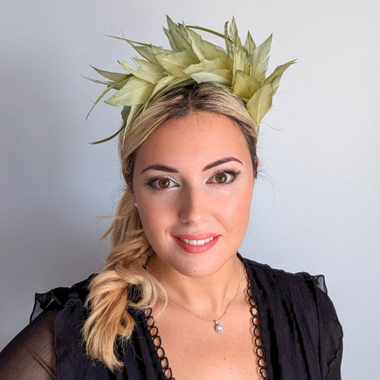 Cappello fascinator con perle di piume di corallo