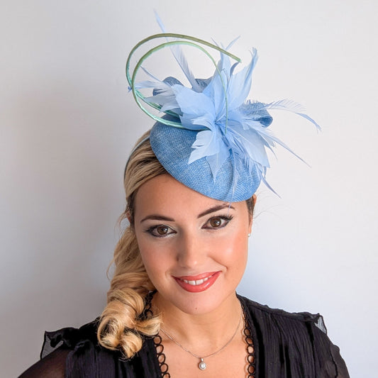 Cappello fascinator con piume di corallo