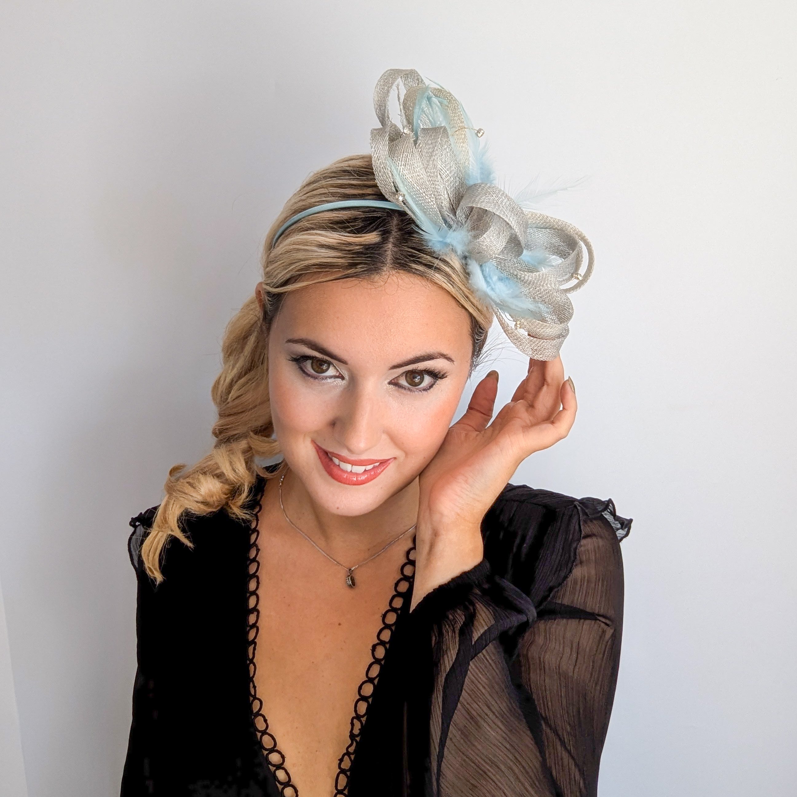 Cappello fascinator di piume di cristallo blu fiordaliso Cappello fascinator di piume di cristallo blu fiordaliso