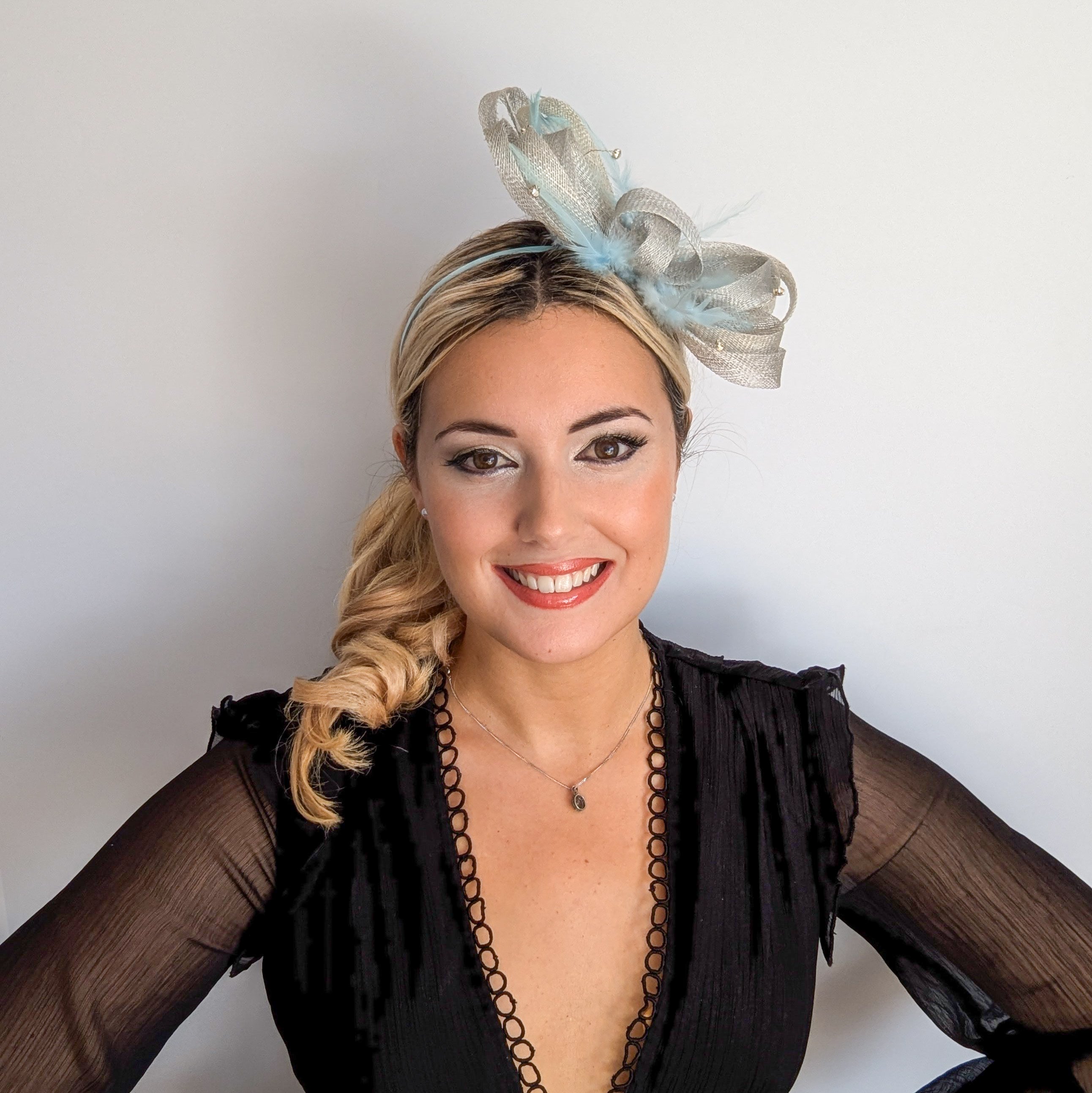 Cappello fascinator di piume di cristallo blu fiordaliso Cappello fascinator di piume di cristallo blu fiordaliso