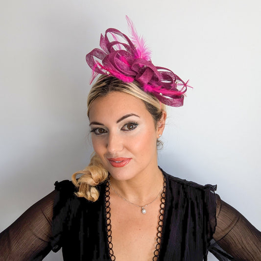 Cappello fascinator con piume di cristallo rosa magenta