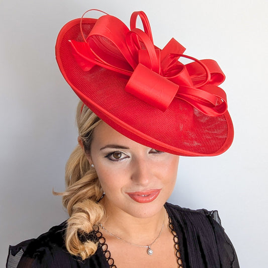 Cappello fascinator disco piatto grande in piuma grigia