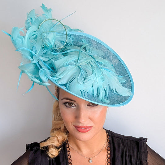 Cappello fascinator a disco con piattino in piume blu fiordaliso