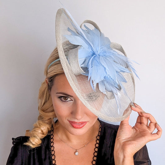 Cappello fascinator a goccia con piume rosa cipria