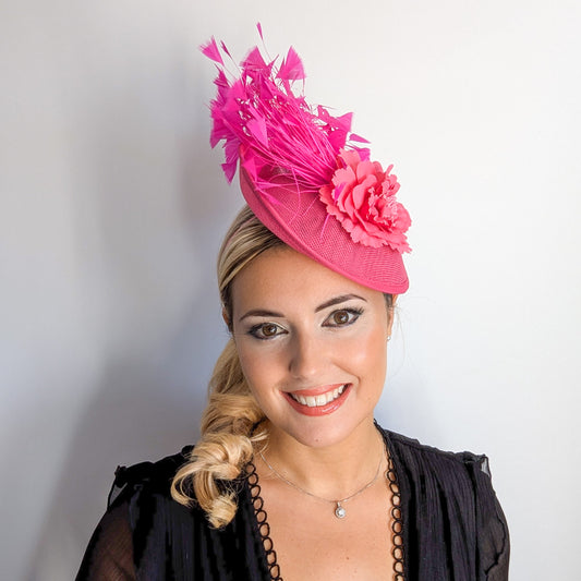 Cappello fascinator disco piattino con piume di fiori rosa cipria