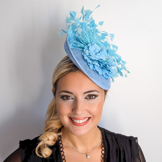 Cappello fascinator disco piattino con piume di fiori rosa cipria