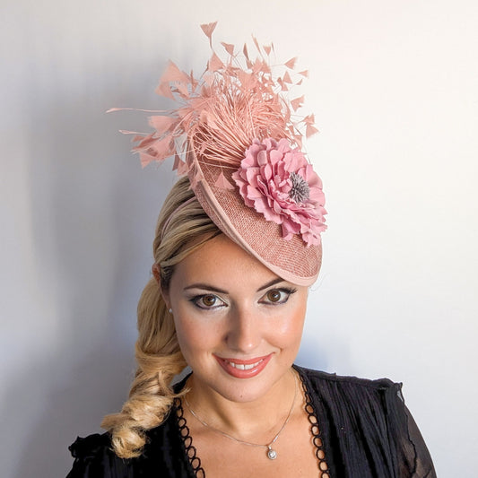 Cappello fascinator disco piattino con piume di fiori rosa cipria