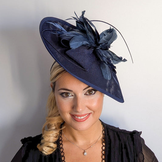 Cappello fascinator con piume a goccia grande blu navy