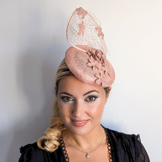 Cappello fascinator di fiori rosa cipria