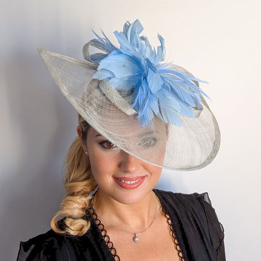 Cappello fascinator a goccia con piume rosa cipria