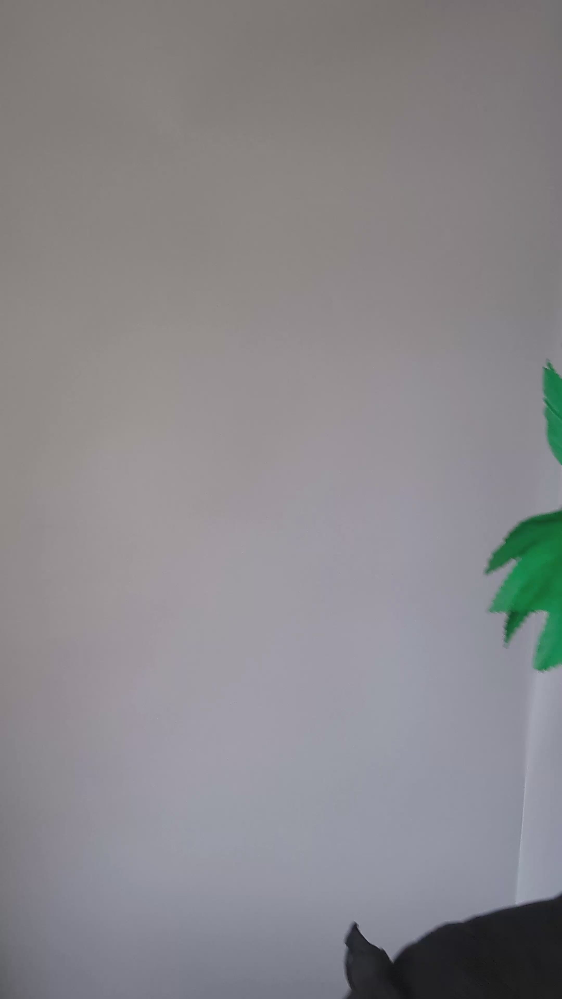 Cappello fascinator in raso di pizzo con piume blu navy Cappello fascinator in raso di pizzo con piume blu navy