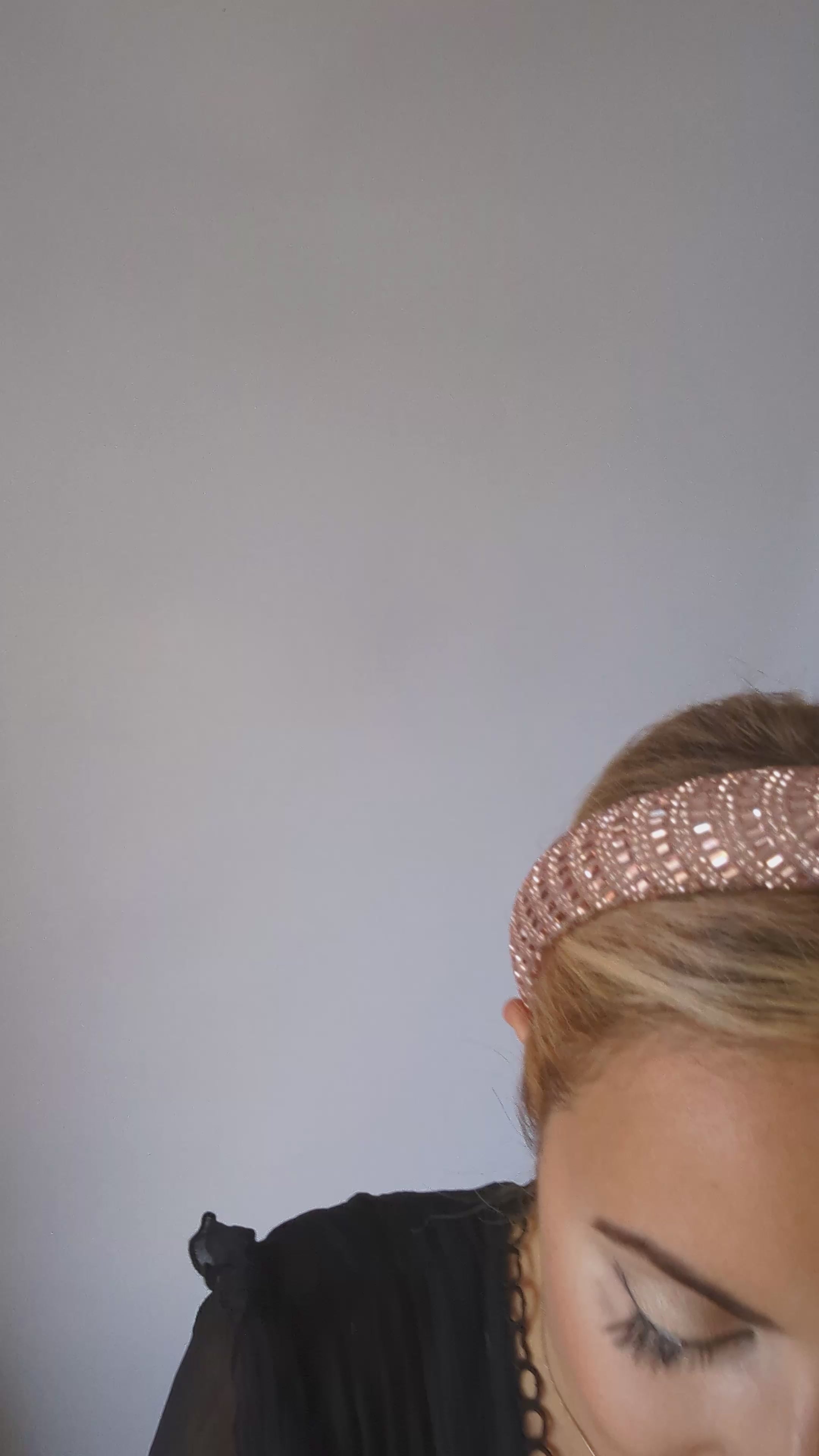 Cappello fascinator di piume di cristallo blu fiordaliso Cappello fascinator di piume di cristallo blu fiordaliso