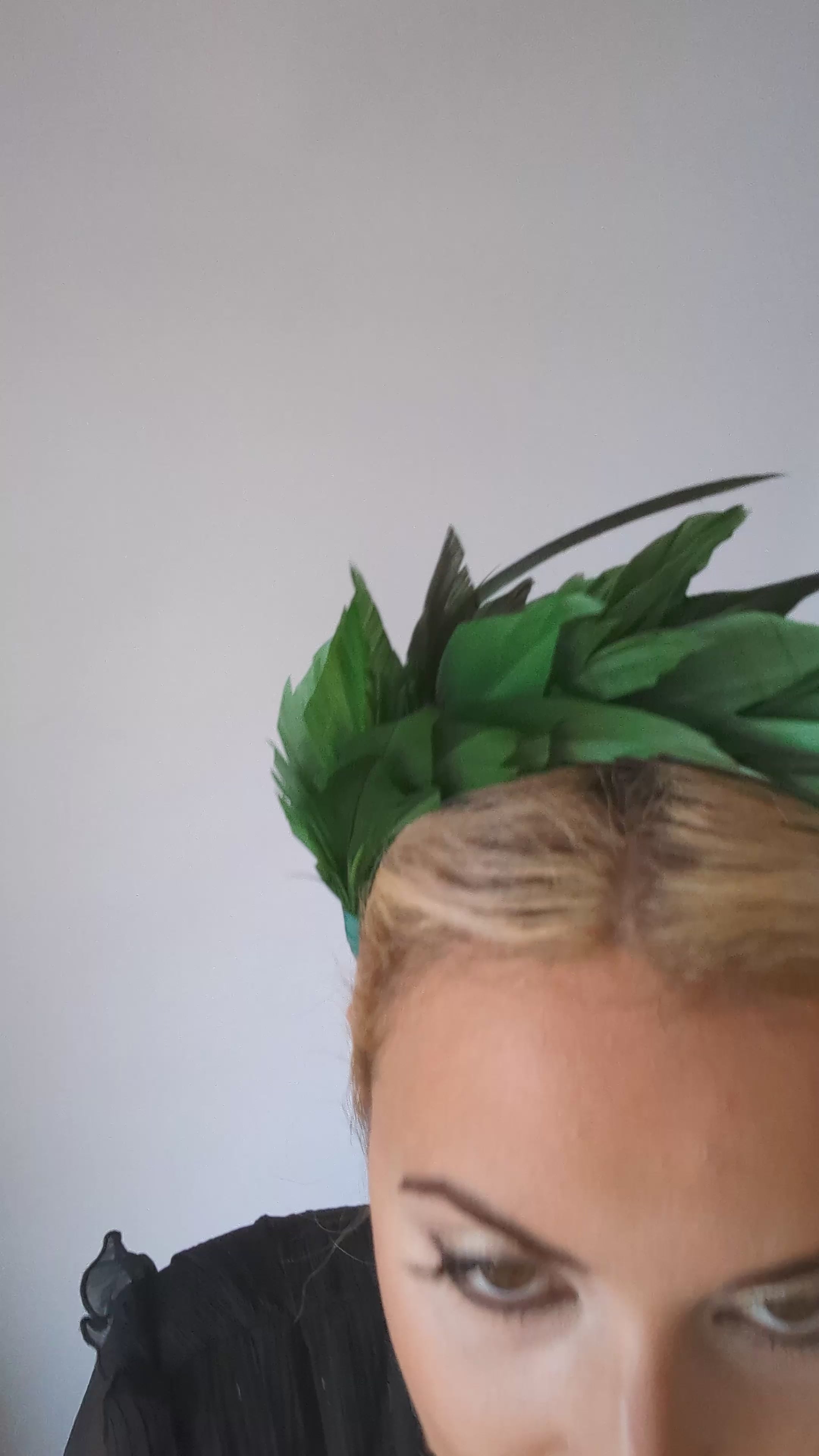 Cappello fascinator di piume di cristallo blu fiordaliso Cappello fascinator di piume di cristallo blu fiordaliso