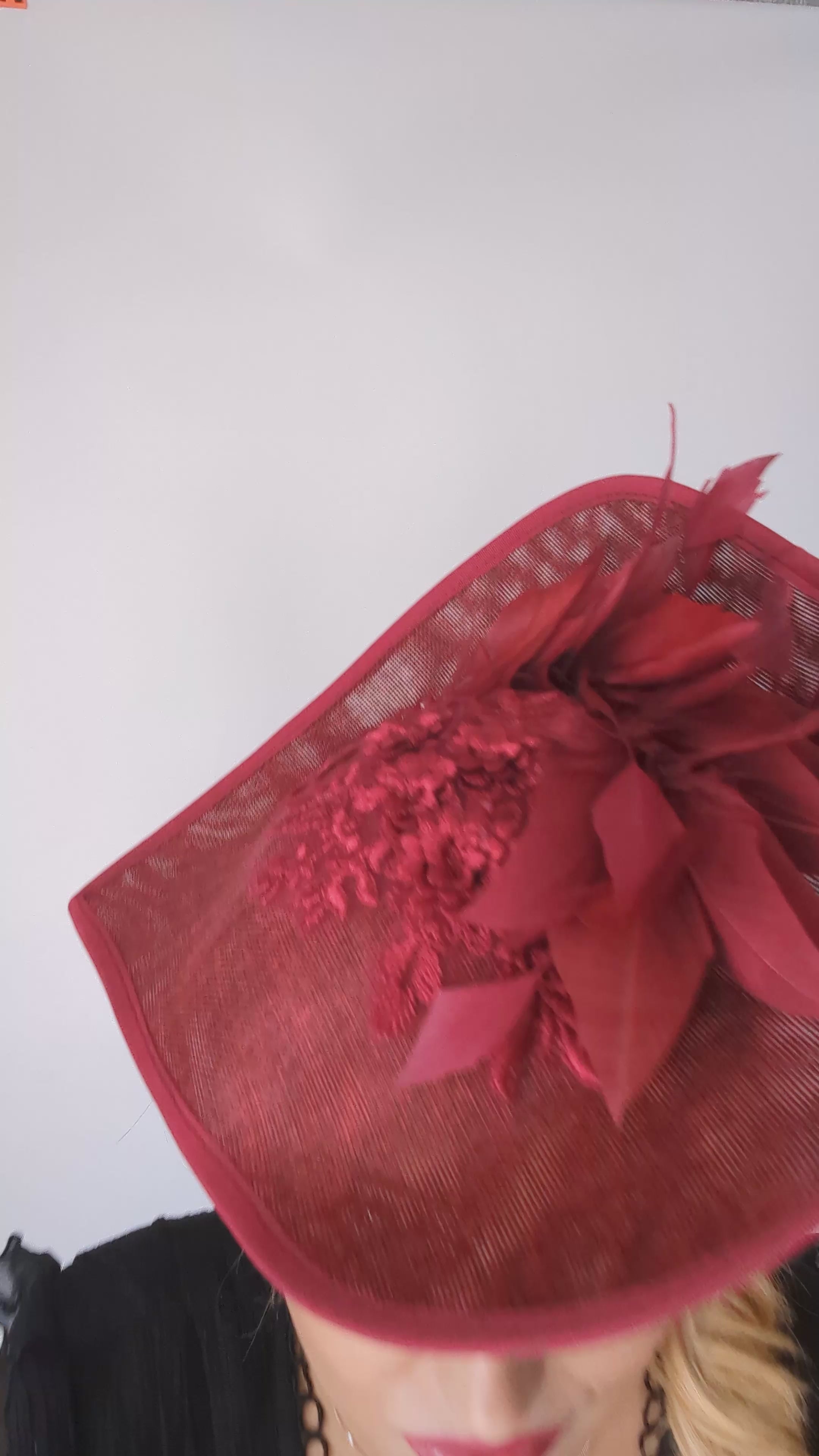 Cappello fascinator con piume a goccia grande bordeaux Cappello fascinator con piume a goccia grande bordeaux