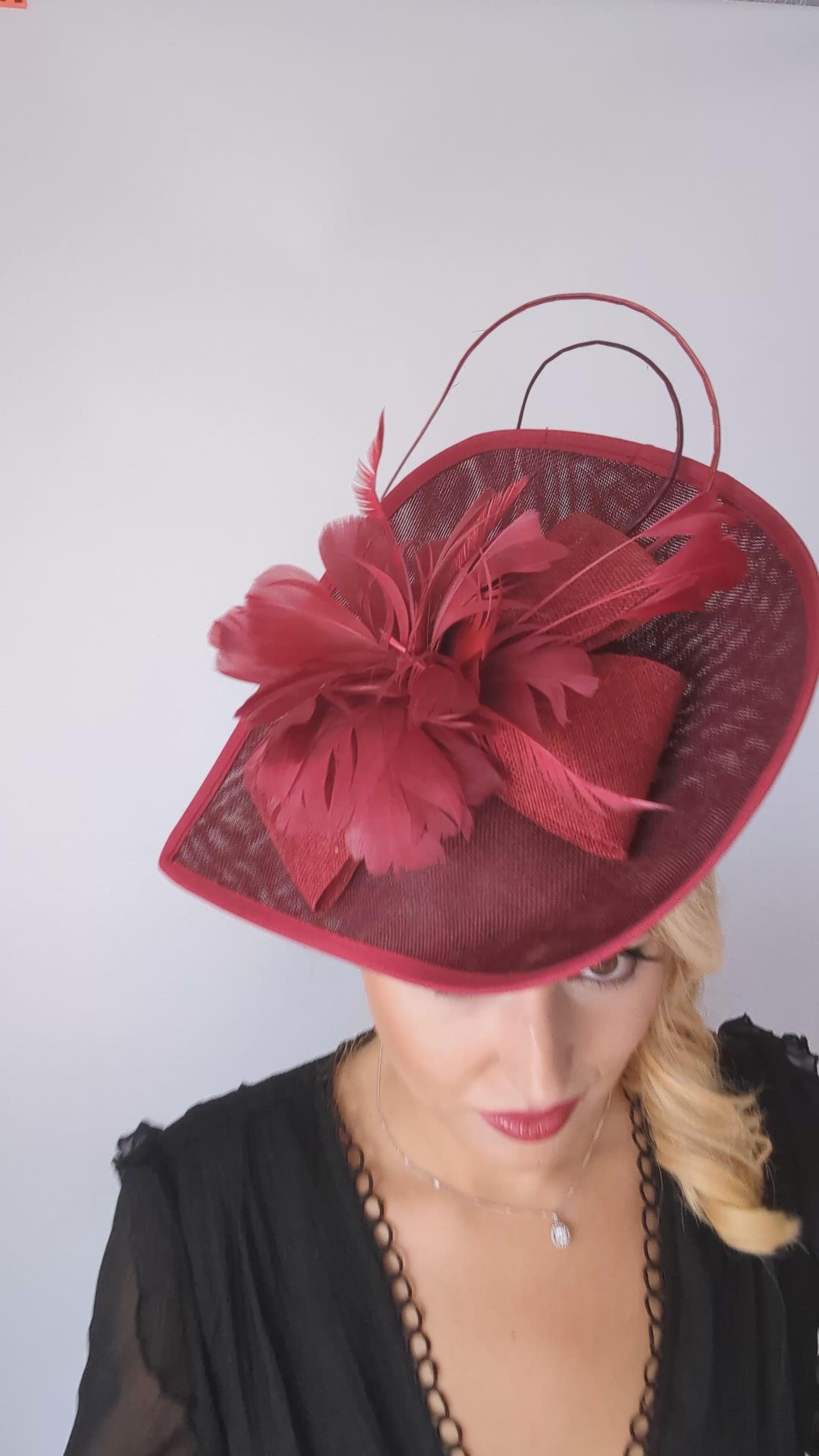 Cappello fascinator con piume a goccia grande bordeaux Cappello fascinator con piume a goccia grande bordeaux