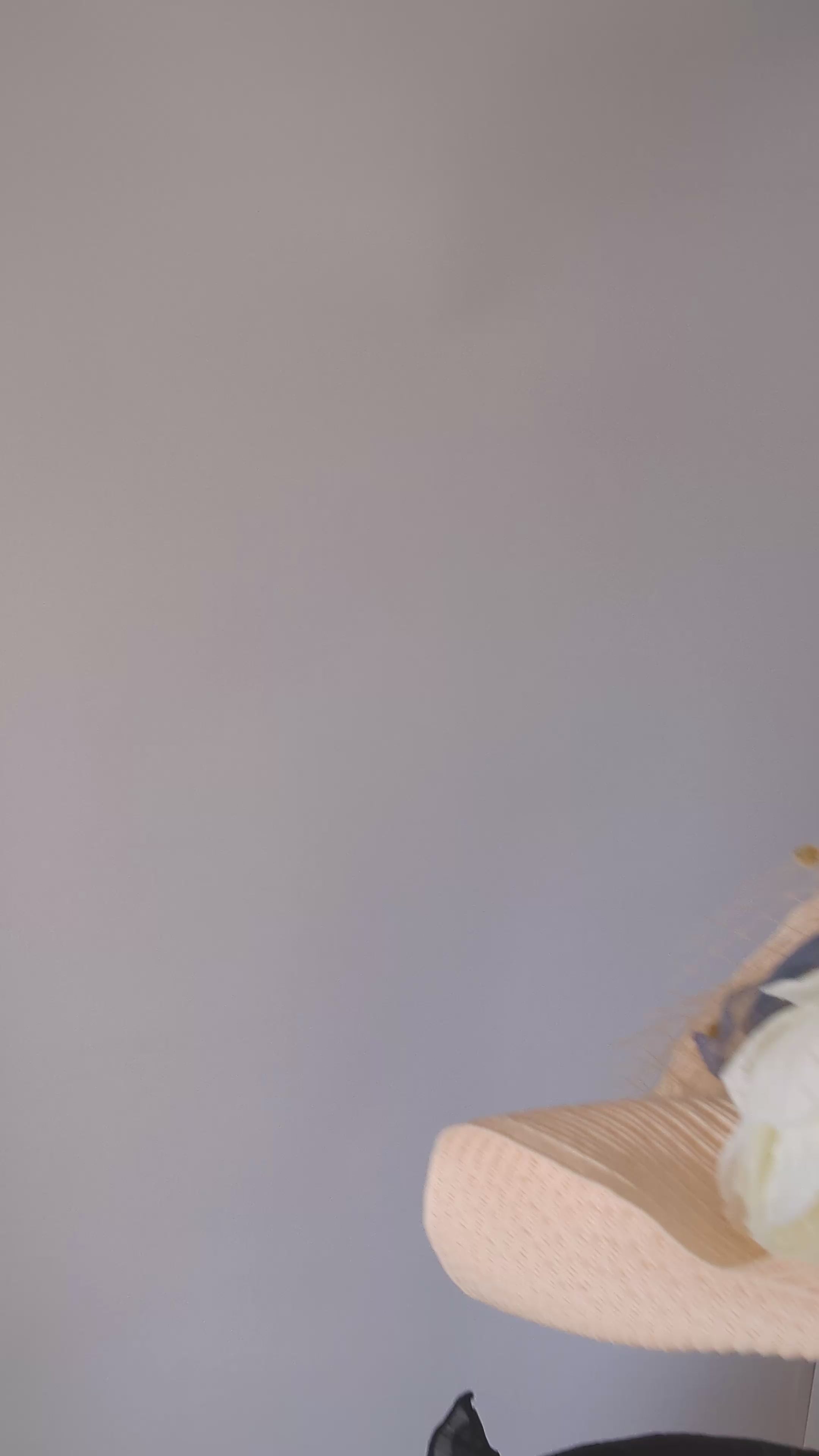 Cappello a fascinator di grandi fiori di paglia intrecciata color pesca pallido Cappello a fascinator di grandi fiori di paglia intrecciata color pesca pallido