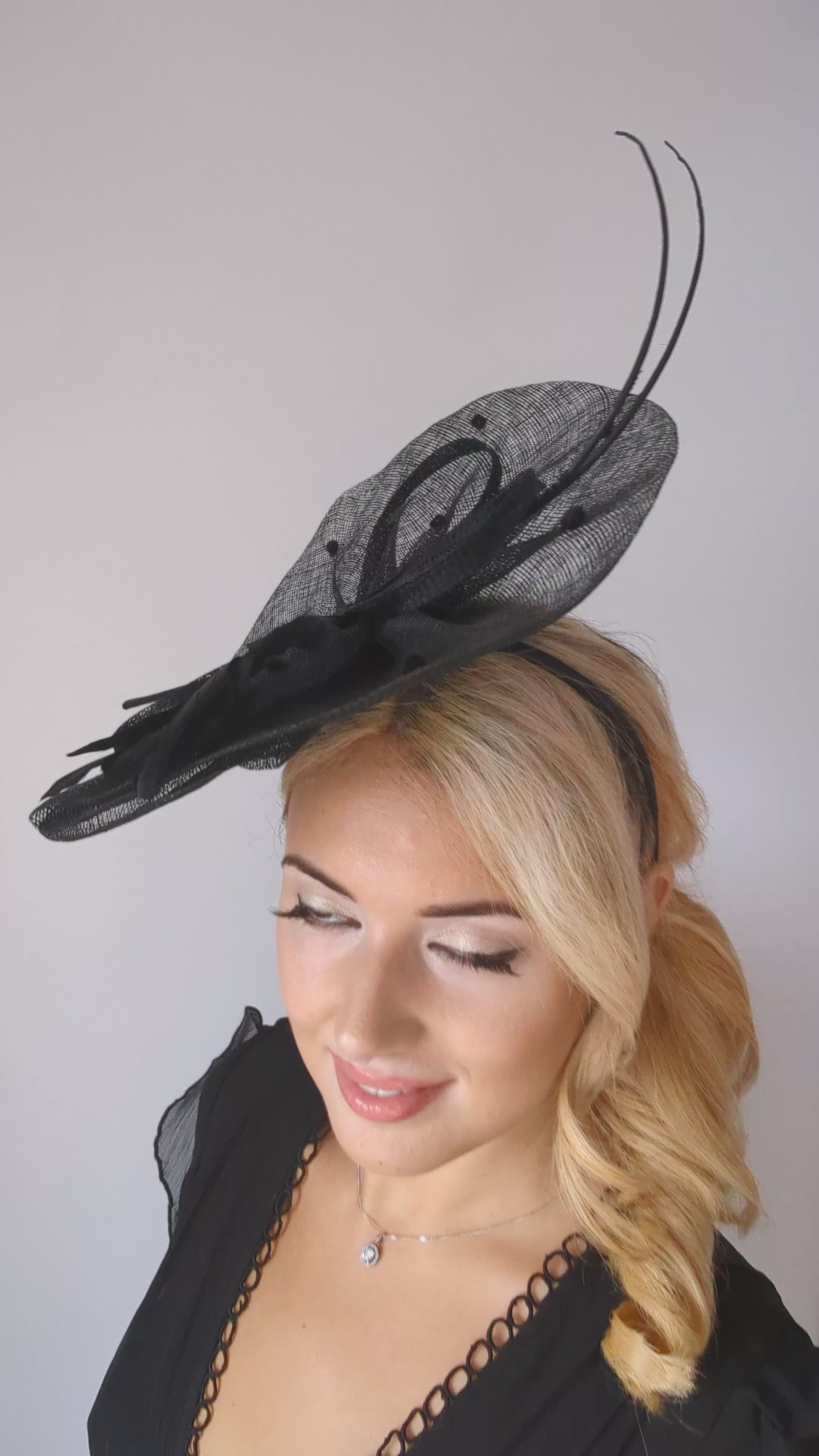 Cappello fascinator a disco a pois con piume grandi nere Cappello fascinator a disco a pois con piume grandi nere