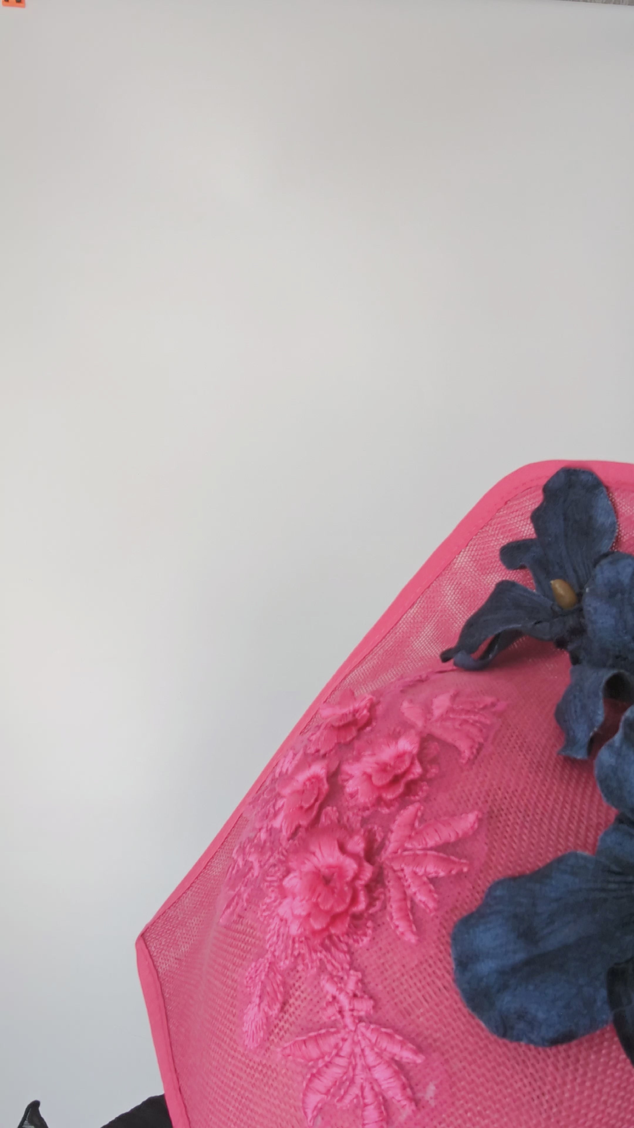 Cappello fucsia a forma di fiore grande a goccia Cappello fucsia a forma di fiore grande a goccia